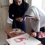 دو دانش‌آموز در حال انجام پروژه علمی و آزمایش گروهی با استفاده از تجهیزات و مواد در کلاس درس