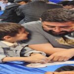 دانش‌آموزان در حال انجام یک فعالیت عملی و پروژه‌ی ساخت‌وساز تحت راهنمایی معلم، روی سطح آبی در فضای باز