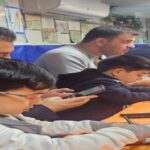 دانش‌آموزان در حال شرکت در کارگاه تعاملی و فعالیت گروهی آموزشی در کلاس درس