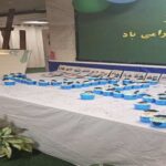 نمایشگاه و معرض پروژه‌های دانش‌آموزان در کلاس درس با نمونه‌های مختلف در حاویات آبی و تصاویر معرض‌شده