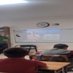 کلاس درس مدرسه با دانش‌آموزان نشسته و معلمی که درس تدریس می‌کند