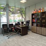 دفتر مدیریت و پذیرش مدرسه‌ی سپند دانش با میز کار و کتابخانه