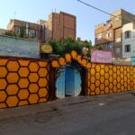 نمای درب ورودی و دیوار عسلی‌رنگ پیش‌دبستان و دبستان سپند دانش
