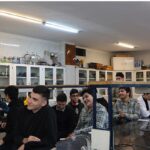 دانش‌آموزان در آزمایشگاه علوم با میکروسکوپ و تجهیزات آزمایشی