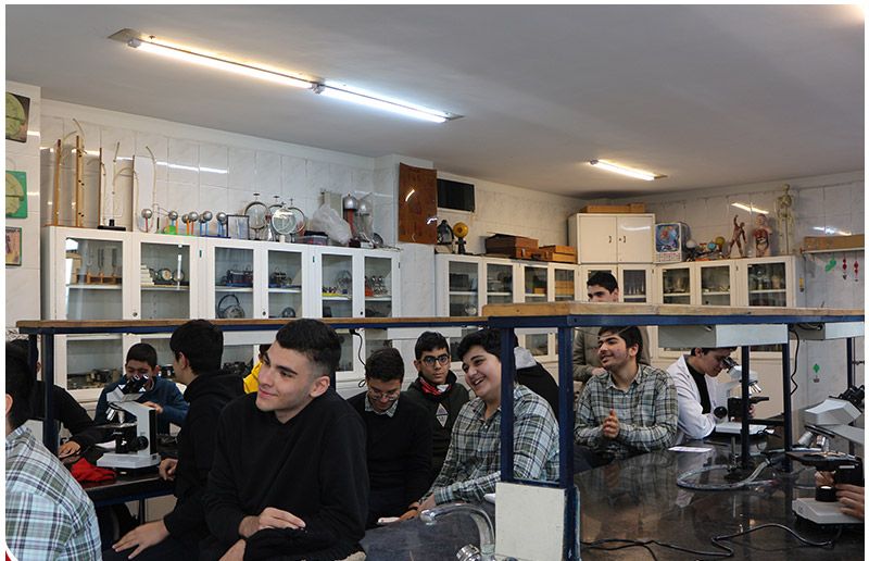 دانش‌آموزان در آزمایشگاه علوم با میکروسکوپ و تجهیزات آزمایشی