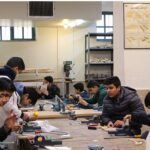 دانش‌آموزان مدرسه در حال انجام کار عملی نجاری و ساخت تک‌تک قطعات چوبی در آزمایشگاه کارگاه مدرسه