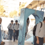معلم و دانش‌آموزان در حیاط مدرسه