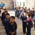 دانش‌آموزان در حیاط داخلی مدرسه