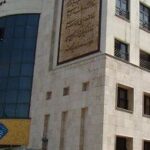 نمای بیرونی ساختمان مدرسه شهید مطهری با درب ورودی و تابلوی معرف