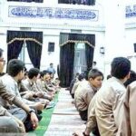 دانش‌آموزان در حال نماز جماعت در نمازخانه مدرسه شهید ناصر عبدالی
