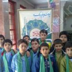 گروهی از دانش‌آموزان ایستاده در داخل ساختمان مدرسه برای یک عکس یادبود و جمع‌آوری گروهی