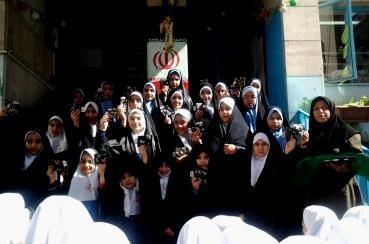 تجمع رسمی شاهد یارجانی با حضور مسئولان و افراد ارشد در مراسم رسمی‌ای درون‌ایی، پرچم ملی و نشان‌های رسمی در پیشزمینه
