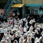 جمهوری وسیعی از دانش‌آموزان دختر با حجاب در حیاط مدرسه حین حضور در مراسم صبحگاه دستجمعی