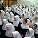 دانش‌آموزان دختر با حجاب سفید در یک کلاس درس