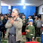 گردهمایی دانش‌آموزان مدرسه در سالن با حضور معلم و فرد سخنران