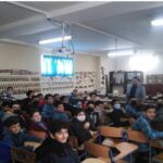 دانش‌آموزان در حین درس‌خوانی در کلاس درس با حضور معلم