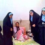 دانش‌آموزان دختر با حجاب ایرانی در حال شرکت در مراسم یادبود و ترحم شهدا