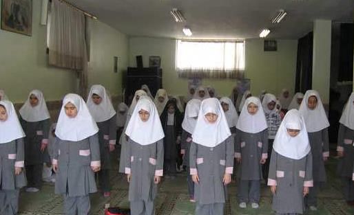 دانش‌آموزان دخترِ دبیرستان در جمع‌آوری یادبود شهدای هفتم آذر در کلاس درس مدرسه
