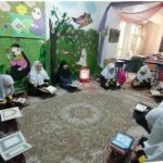 دانش‌آموزان در حال کار با تبلت و دستگاه‌های الکترونیکی در کلاس درس