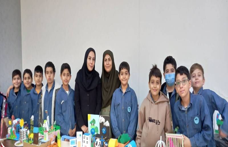 دانش‌آموزان و معلمان در حال نمایش پروژه‌های ساختمان‌سازی و معماری دست‌ساز خود در کلاس درس، به عنوان یک فعالیت یادگیری STEM