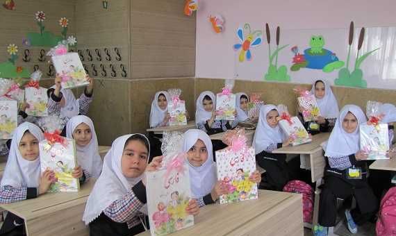 دانش‌آموزان دختر درحال انجام فعالیت هنری و ساخت پروژه‌های تزیینی رنگین در کلاس درس