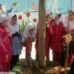 دانش‌آموزان مدرسه زهرای مطهر در حال نقاشی و تزئین درختان در فضای باز و حیاط