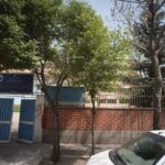 درب ورودی و نمای ساختمان مدرسه باغچه‌بان2 در بزرگراه رسالت تهران