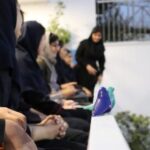 دانش‌آموزان مدرسه در حال شرکت در یک فعالیت گروهی و تعاملی در فناء مدرسه