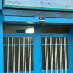 درب ورودی آبی‌رنگ مدرسه درخشان با تابلوی سال تاسیس ۱۳۷۸، منطقه ۴ تهرانپارس