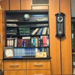 قفسه‌های کتاب در بخش اداری مدرسه درخشان