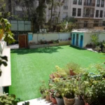 حیاط چمن مصنوعی دبیرستان پسرانه احتصان ذهن، دیدی از طبقات بالا
