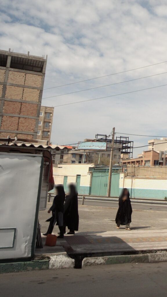 تابلوی سردر دبیرستان پسرانه حضرت امام خامنه‌ای در خانی‌آباد نو تهران