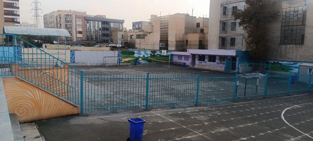 حیاط و زمین ورزشی مدرسه امام سجاد در جنت‌آباد جنوبی تهران