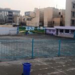 حیاط و زمین ورزشی مدرسه امام سجاد در جنت‌آباد جنوبی تهران