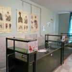 میز کار و پوسترهای آموزشی آزمایشگاه مجتمع آموزشی فضه