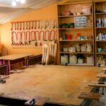 کارگاه دست‌سازه و صنایع دستی دبیرستان فضه با ابزار و قفسه‌های کار