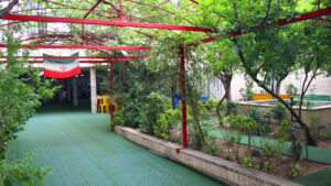 حیاط مدرسه