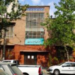 نمای ساختمان آجری و تابلوی دبیرستان پسرانه هدایت در هفت‌حوض تهران