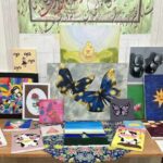 نمایشگاهی آثار هنری و نقاشی‌های دانش‌آموزان شامل نقاشی‌های رنگی، نقاشی‌های روی بوم با طرح‌های هندسی و انتزاعی