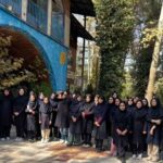 گروهی از دانش‌آموزان در حیاط مدرسه برای عکس یادگاری جمعی