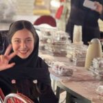 دانش‌آموزان دختر در حین شرکت در یک رویداد غذایی جمعی و اجتماع اجتماعی در محیط مدرسه