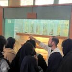 دانش‌آموزانی در حال بازدید و مشاهده‌ی نمونه‌های حیات وحش و حیوانات درون ویترین‌های یک موزه یا نمایشگاه آموزشی