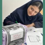 دانش‌آموزی در حال انجام فعالیت STEM و ساخت‌وساز با استفاده از دستگاه خودکار (احتمالاً پرینتر سه‌بعدی یا ماشین‌آلات ساخت‌وساز)