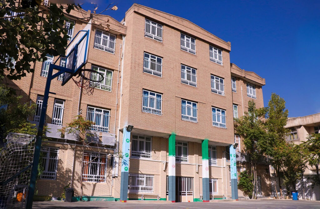 نمای بیرونی ساختمان دبیرستان مفید واحد نیایش در شهرک غرب تهران
