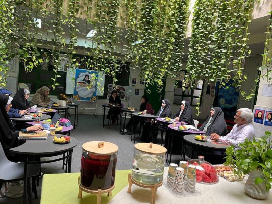 فضای نشیمن و پذیرایی سرپوشیده مجتمع آموزشی مفید با گیاهان آویز