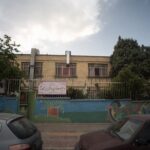 نمای بیرونی و دیوارِ نقاشی‌شده‌ی دبیرستان دخترانه محدثه در مشیریه تهران