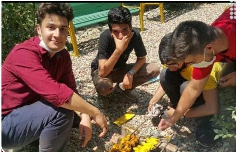 دانش‌آموزان در حیاط مدرسه حین انجام یک فعالیت علمی عملی با خاک و گیاهان