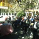 تجمع دانش‌آموزان و معلمان در حیاط برای شرکت در یک مراسم