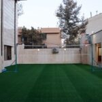 حیاط ورزشی مدرسه رضویه با زمین والیبال