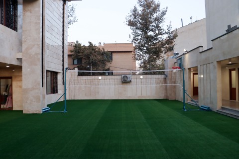 حیاط ورزشی مدرسه رضویه با زمین والیبال